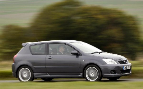 Много преди MINI да направи  своя Cooper S, Toyota предложи своя хот- хеч Corolla 1.8 VVT-L Compressor. Точно неговият компресор увеличи мощността на 1,8-литровия двигател на модела T Sport до 215 к.с. , достатъчно добър за ускорение от 6,9 секунди и максимална скорост от 230 километра в час.
.
Изживяването при шофиране обаче не отговаряше на обещанието за тези числа, въпреки че амтомобилът беше снижен с 15 мм повече от T Sport. Като допълнение към неволите на колата, двигателят не го бива във високите обороти. Така Toyota спря при едва 250 коли.